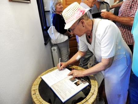 slika_Knjiga vtisov je polna pohval